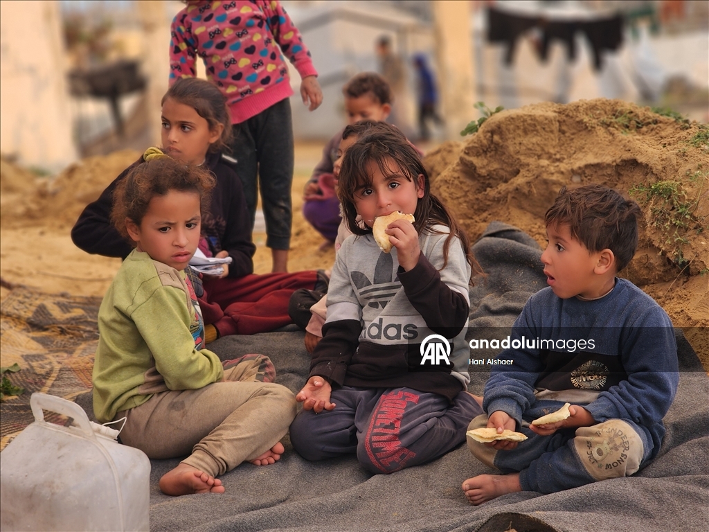 Yerinden edilmiş Gazzeli aile ramazanı buruk karşılıyor