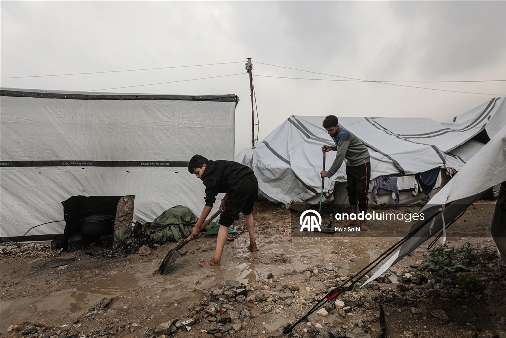 Gazze'de yerinden edilen Filistinlilerin çadırlarını şiddetli yağış nedeniyle su bastı