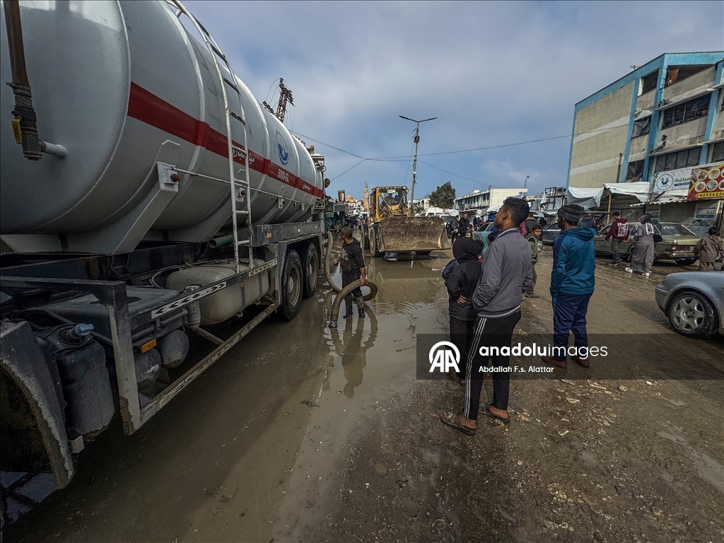 أول منخفض برمضان.. أمطار تغرق خيام نازحين بغزة وتفاقم مأساتهم