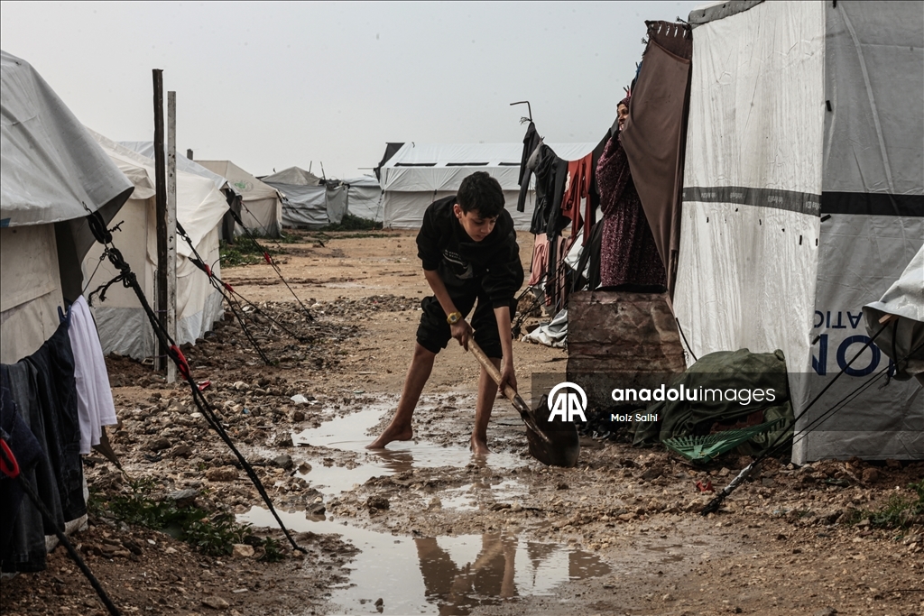 Gazze'de yerinden edilen Filistinlilerin çadırlarını şiddetli yağış nedeniyle su bastı