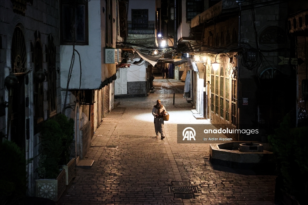 "يا نائم! وحّد الدائم".. الحاج محمود يوقظ الأهالي بدمشق للسحور