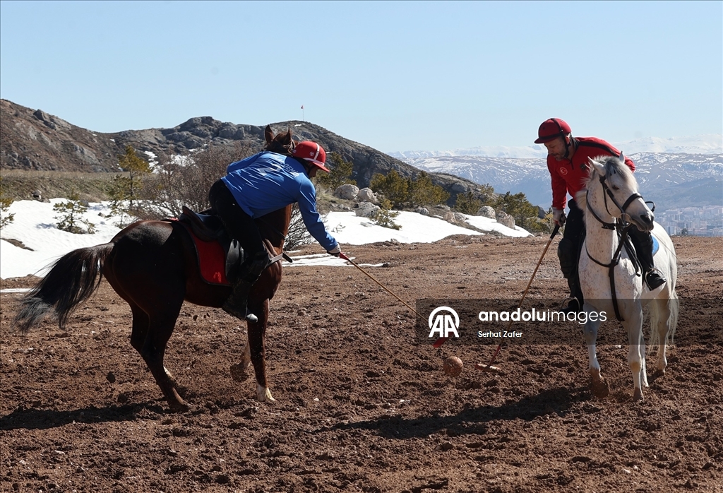 Geçmişi yüzyıllar öncesine dayanan atlı spor geleneği "çevgan" Sivas'ta yaşatılıyor