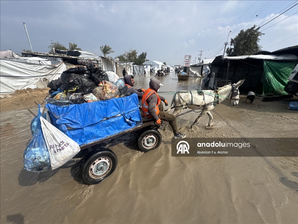 أول منخفض برمضان.. أمطار تغرق خيام نازحين بغزة وتفاقم مأساتهم