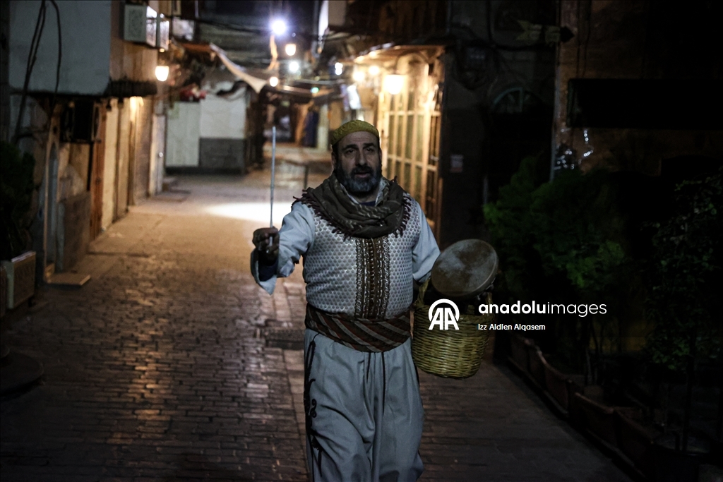 "يا نائم! وحّد الدائم".. الحاج محمود يوقظ الأهالي بدمشق للسحور