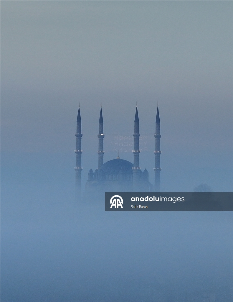 أدرنة التركية.. الضباب يحتضن مسجد "السليمية" التاريخي