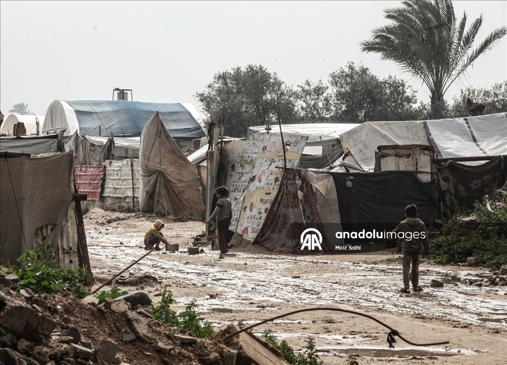 Gazze'de yerinden edilen Filistinlilerin çadırlarını şiddetli yağış nedeniyle su bastı