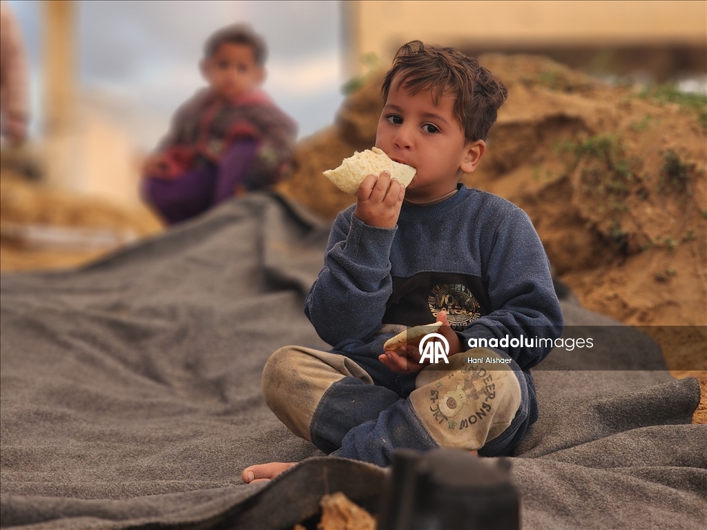 Yerinden edilmiş Gazzeli aile ramazanı buruk karşılıyor