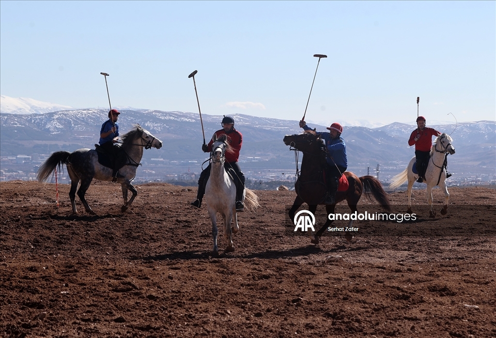 Geçmişi yüzyıllar öncesine dayanan atlı spor geleneği "çevgan" Sivas'ta yaşatılıyor