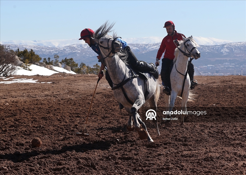 Geçmişi yüzyıllar öncesine dayanan atlı spor geleneği "çevgan" Sivas'ta yaşatılıyor