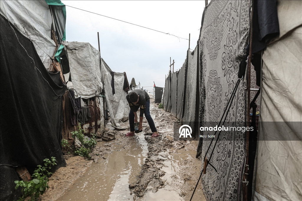Gazze'de yerinden edilen Filistinlilerin çadırlarını şiddetli yağış nedeniyle su bastı
