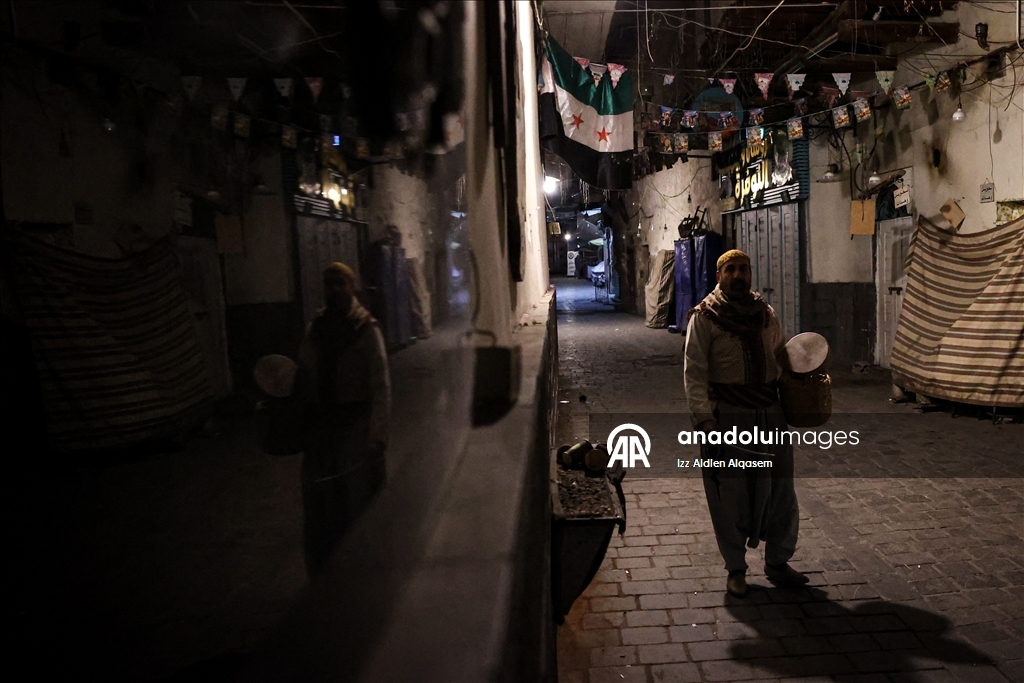 "يا نائم! وحّد الدائم".. الحاج محمود يوقظ الأهالي بدمشق للسحور