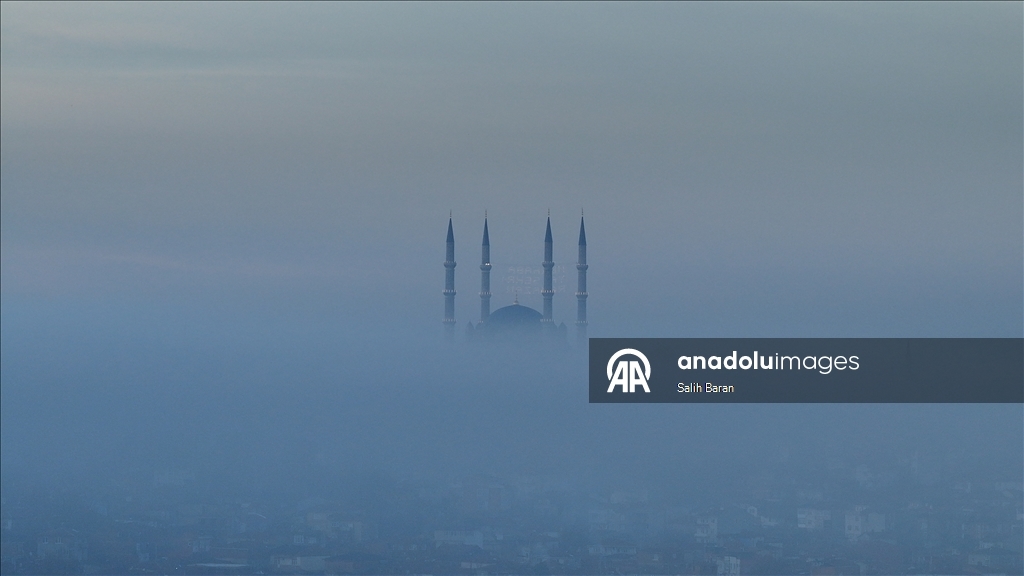 أدرنة التركية.. الضباب يحتضن مسجد "السليمية" التاريخي