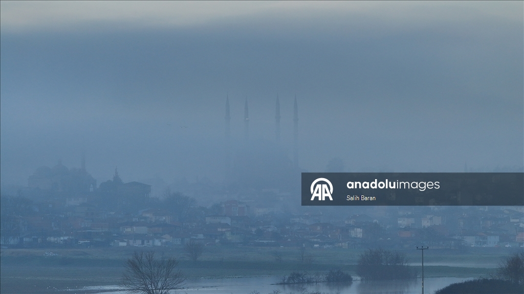 أدرنة التركية.. الضباب يحتضن مسجد "السليمية" التاريخي