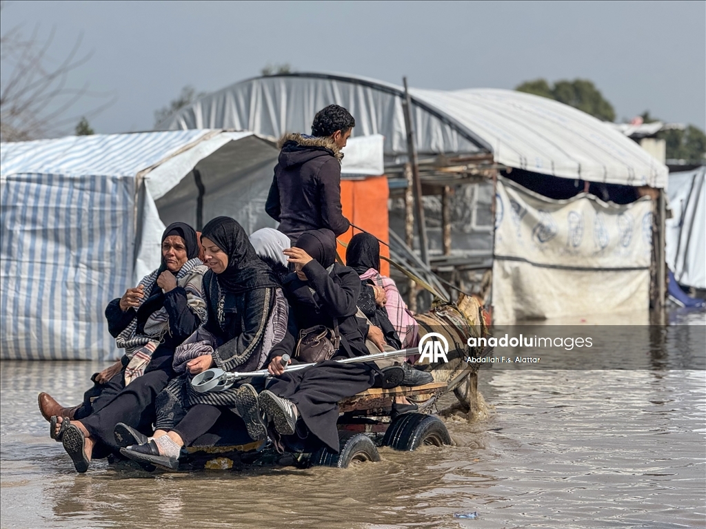 أول منخفض برمضان.. أمطار تغرق خيام نازحين بغزة وتفاقم مأساتهم