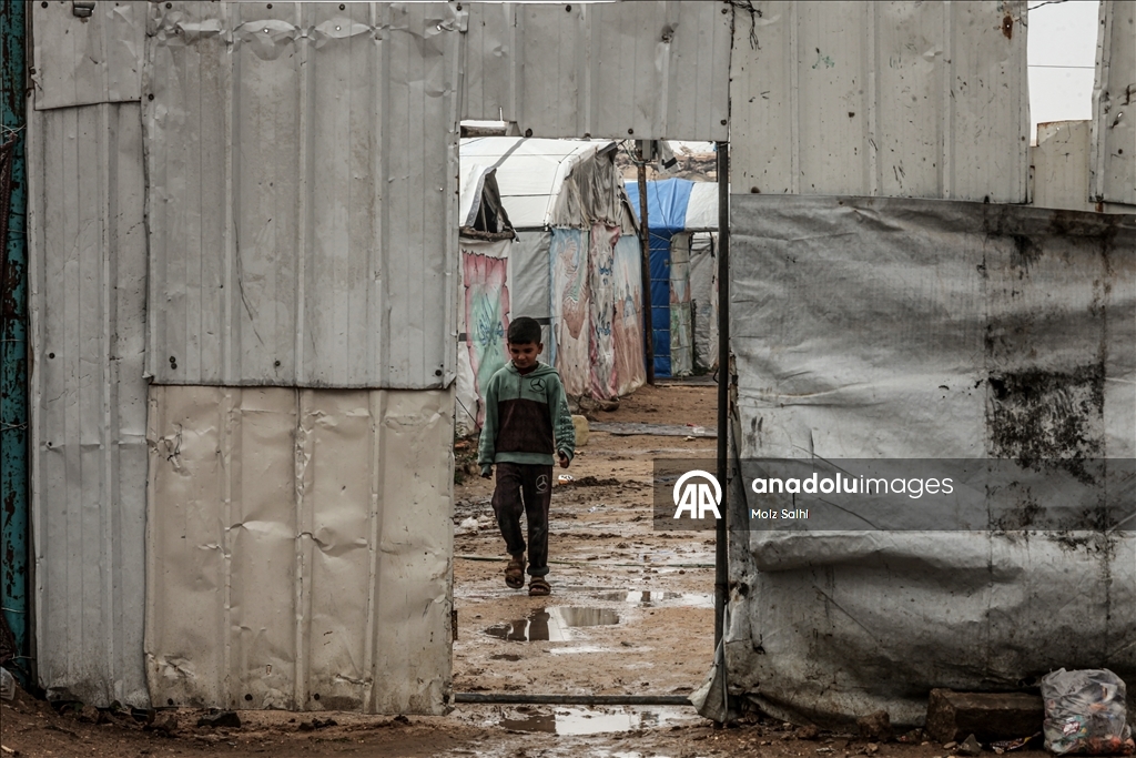 Gazze'de yerinden edilen Filistinlilerin çadırlarını şiddetli yağış nedeniyle su bastı