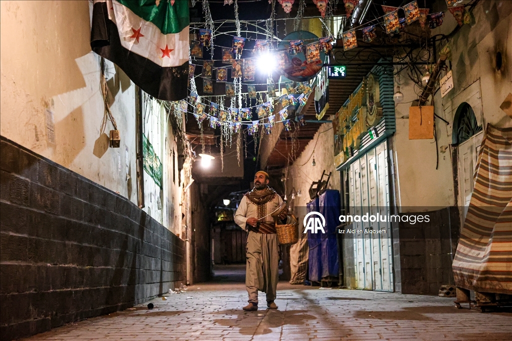 "يا نائم! وحّد الدائم".. الحاج محمود يوقظ الأهالي بدمشق للسحور