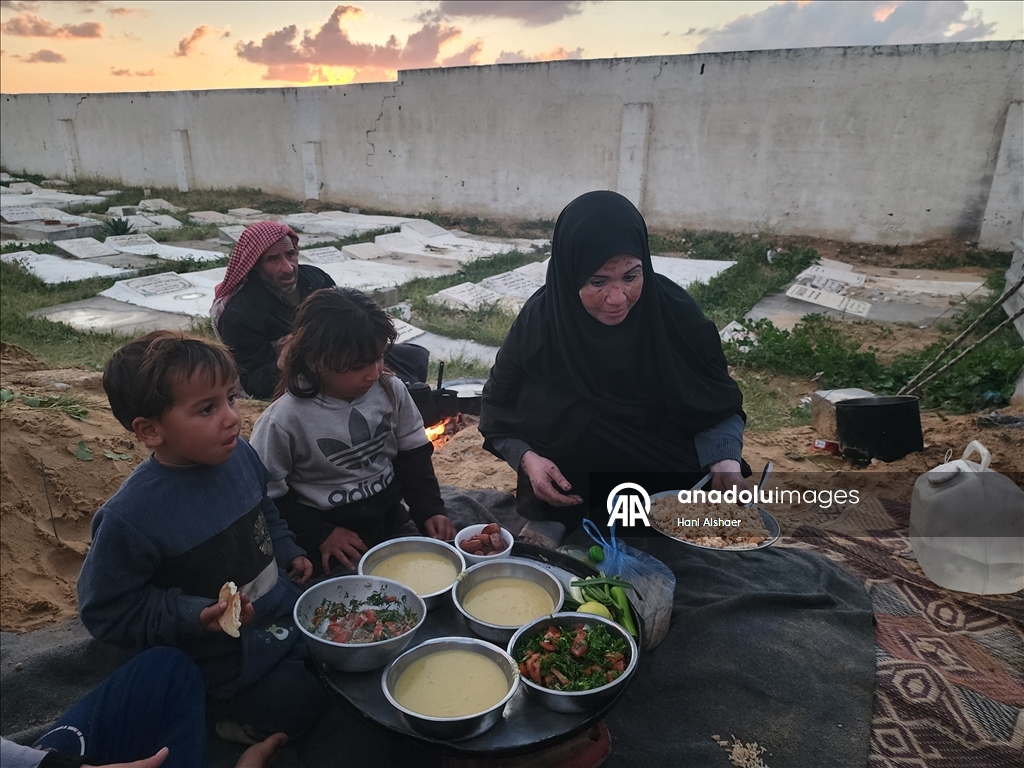 Yerinden edilmiş Gazzeli aile ramazanı buruk karşılıyor