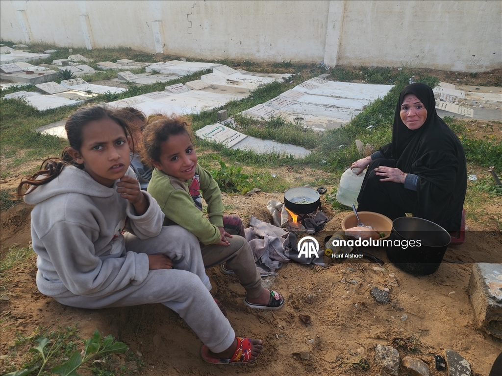 Yerinden edilmiş Gazzeli aile ramazanı buruk karşılıyor