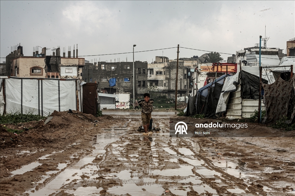 Gazze'de yerinden edilen Filistinlilerin çadırlarını şiddetli yağış nedeniyle su bastı