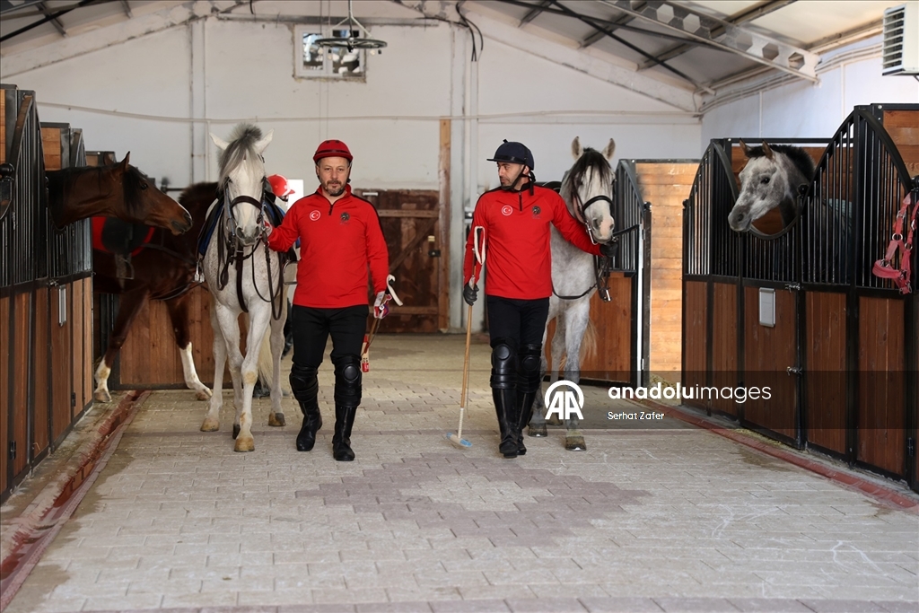 Geçmişi yüzyıllar öncesine dayanan atlı spor geleneği "çevgan" Sivas'ta yaşatılıyor