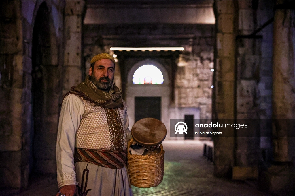 "يا نائم! وحّد الدائم".. الحاج محمود يوقظ الأهالي بدمشق للسحور