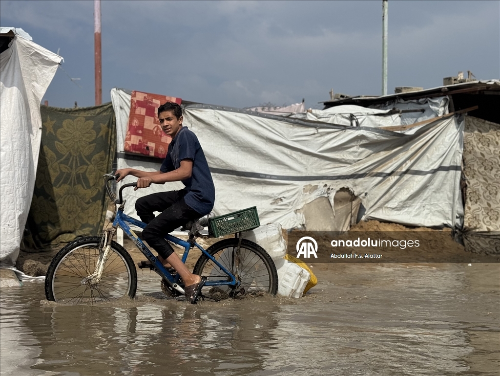 أول منخفض برمضان.. أمطار تغرق خيام نازحين بغزة وتفاقم مأساتهم