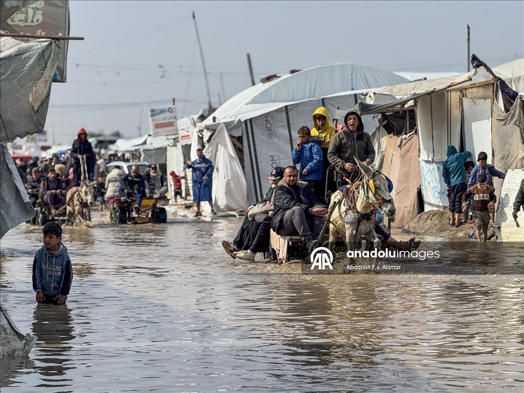 أول منخفض برمضان.. أمطار تغرق خيام نازحين بغزة وتفاقم مأساتهم