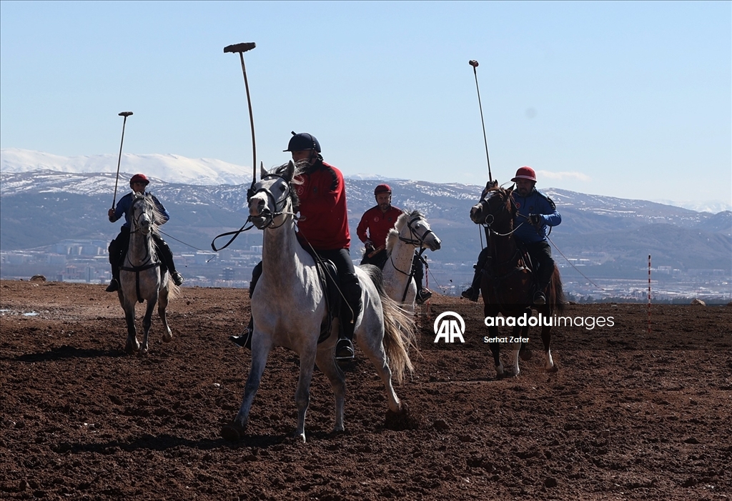 Geçmişi yüzyıllar öncesine dayanan atlı spor geleneği "çevgan" Sivas'ta yaşatılıyor
