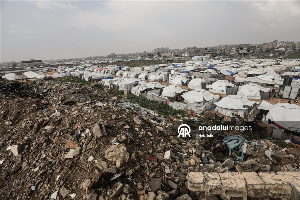 Gazze'de yerinden edilen Filistinlilerin çadırlarını şiddetli yağış nedeniyle su bastı