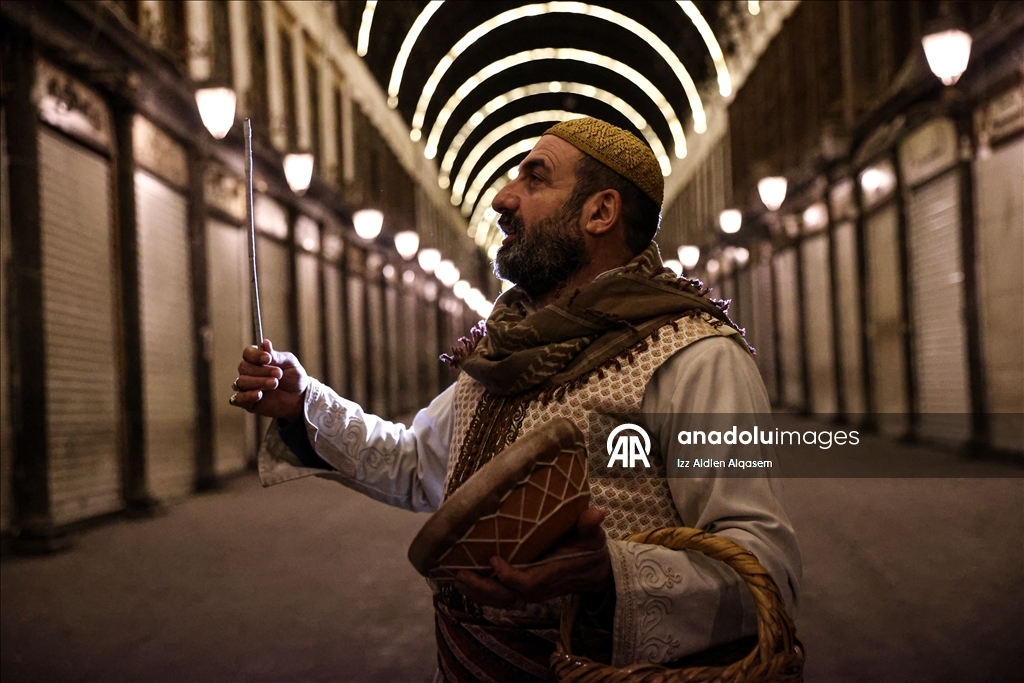 "يا نائم! وحّد الدائم".. الحاج محمود يوقظ الأهالي بدمشق للسحور