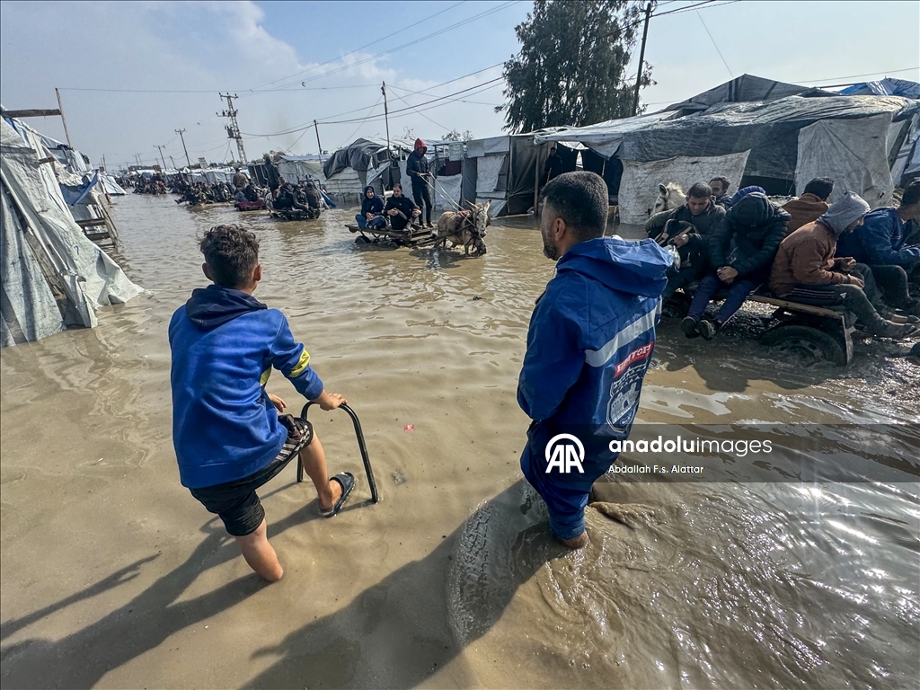 أول منخفض برمضان.. أمطار تغرق خيام نازحين بغزة وتفاقم مأساتهم
