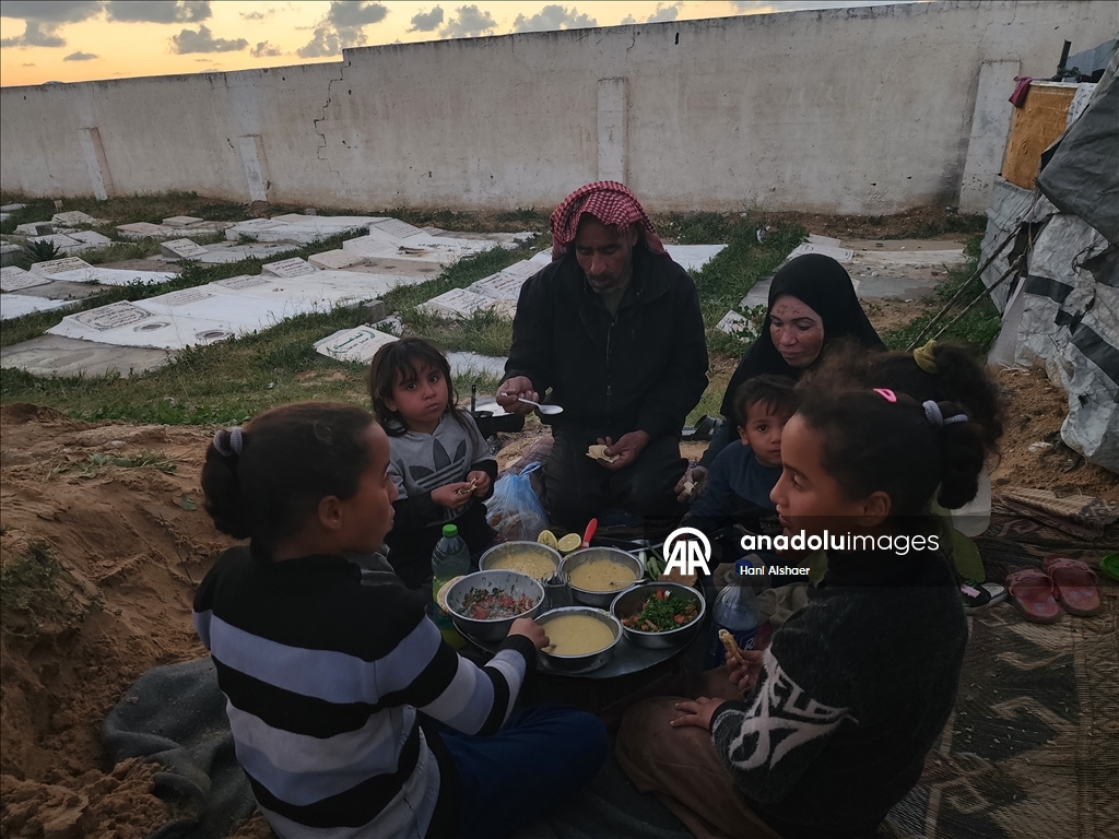 Yerinden edilmiş Gazzeli aile ramazanı buruk karşılıyor