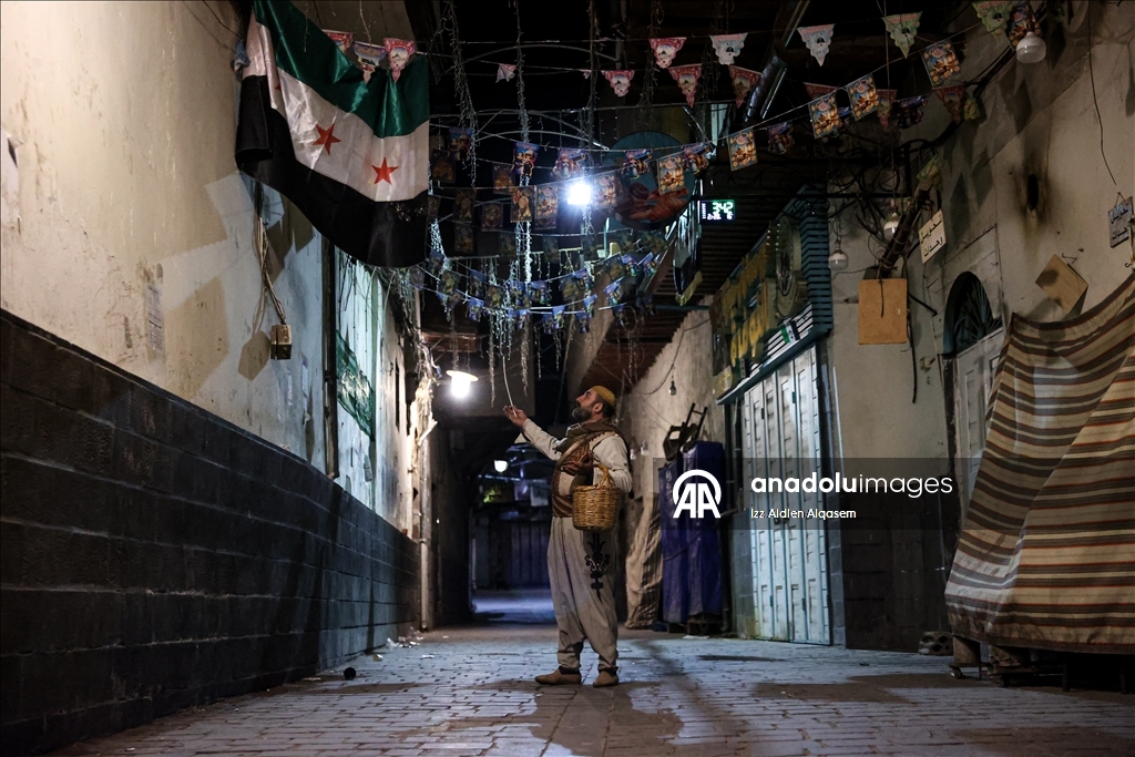 "يا نائم! وحّد الدائم".. الحاج محمود يوقظ الأهالي بدمشق للسحور