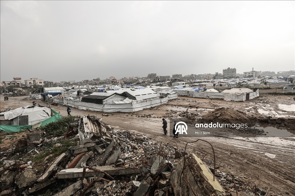 Gazze'de yerinden edilen Filistinlilerin çadırlarını şiddetli yağış nedeniyle su bastı
