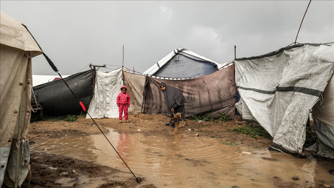 Gazze'de yerinden edilen Filistinlilerin çadırlarını şiddetli yağış nedeniyle su bastı