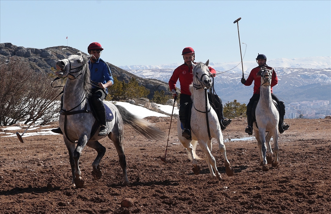 Geçmişi yüzyıllar öncesine dayanan atlı spor geleneği "çevgan" Sivas'ta yaşatılıyor