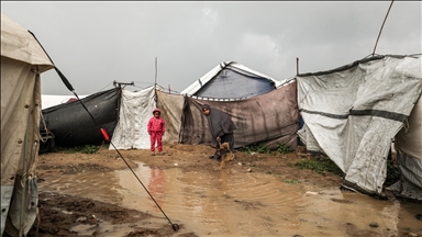 Gazze'de yerinden edilen Filistinlilerin çadırlarını şiddetli yağış nedeniyle su bastı