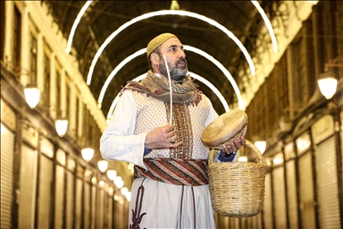 "يا نائم! وحّد الدائم".. الحاج محمود يوقظ الأهالي بدمشق للسحور