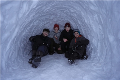 После сильной снежной бури в Нью-Йорке люди наслаждаются снегом