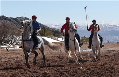 Geçmişi yüzyıllar öncesine dayanan atlı spor geleneği "çevgan" Sivas'ta yaşatılıyor