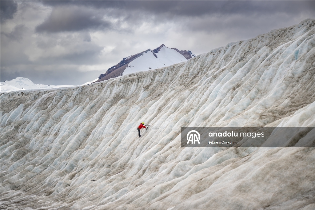 Турецкие ученые совершили восхождение на ледник Шусмит в Антарктиде