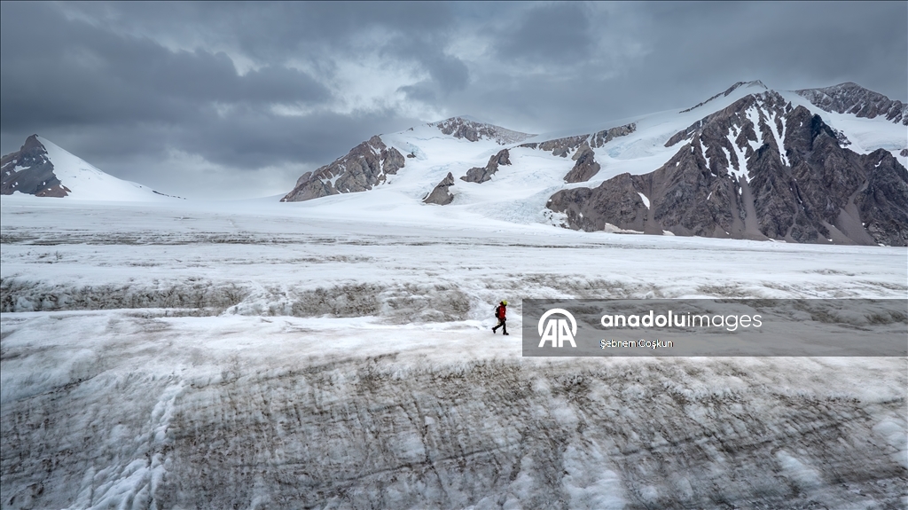 Турецкие ученые совершили восхождение на ледник Шусмит в Антарктиде