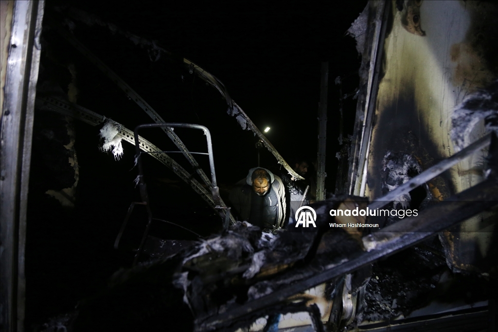 Filistin topraklarını gasbeden İsrailliler, Batı Şeria’nın güneyinde Filistinlilere ait ev ve araçları yaktı