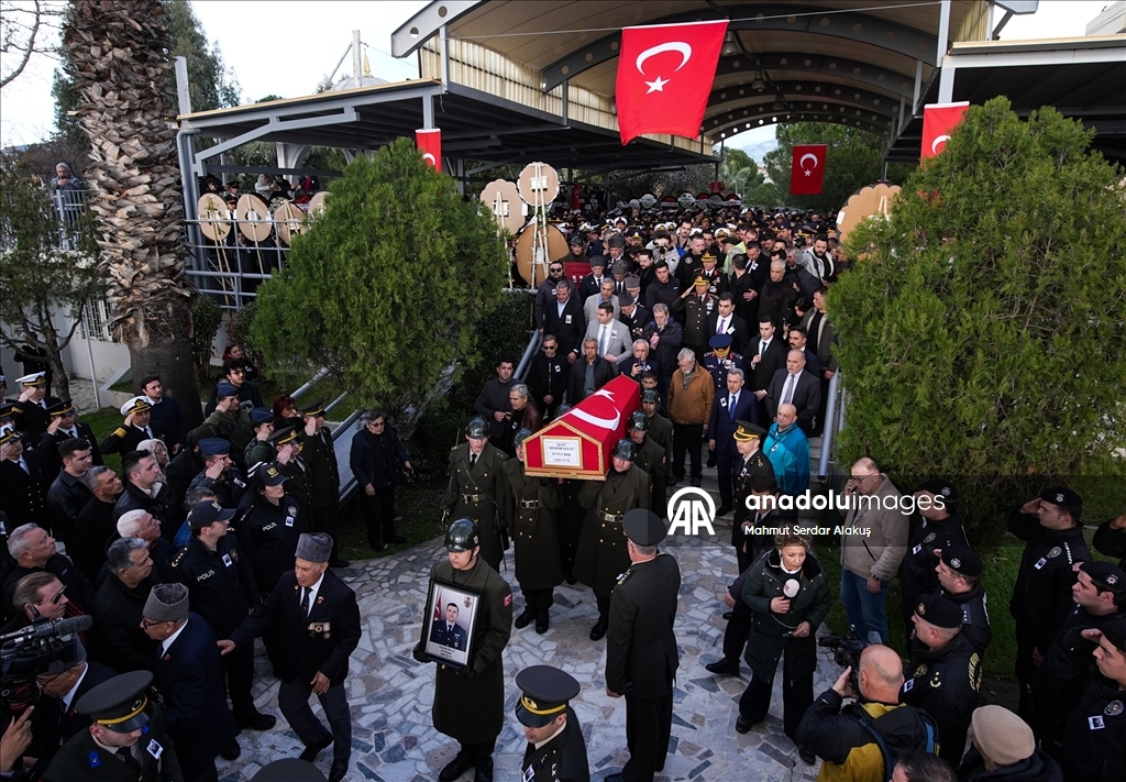 Balıkesir'de F-16 uçağının kaza kırıma uğraması sonucu şehit olan pilot İzmir'de defnedildi