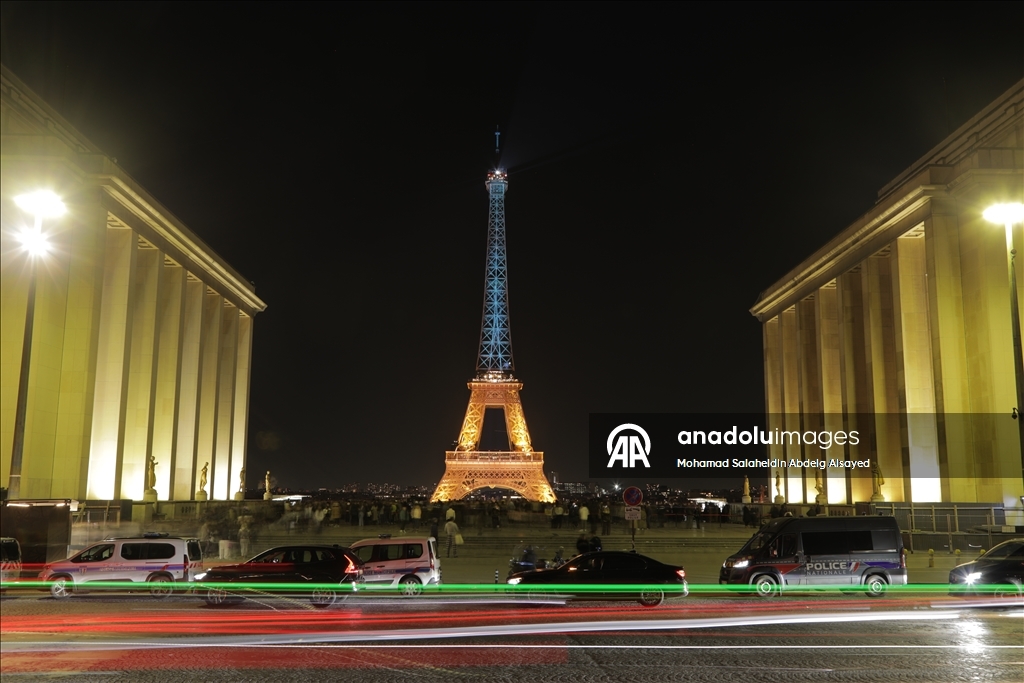 La tour Eiffel est illuminée aux couleurs du drapeau ukrainien