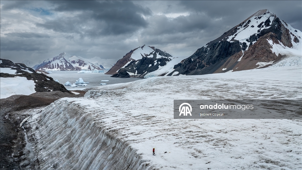 Турецкие ученые совершили восхождение на ледник Шусмит в Антарктиде