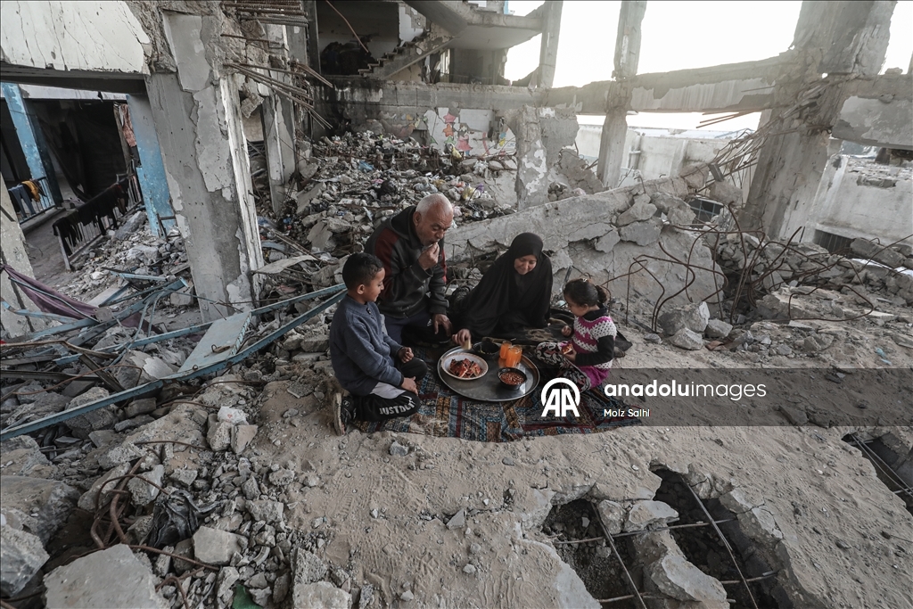 Abluka altındaki Gazze’de bir aile, okul enkazında iftar yaptı