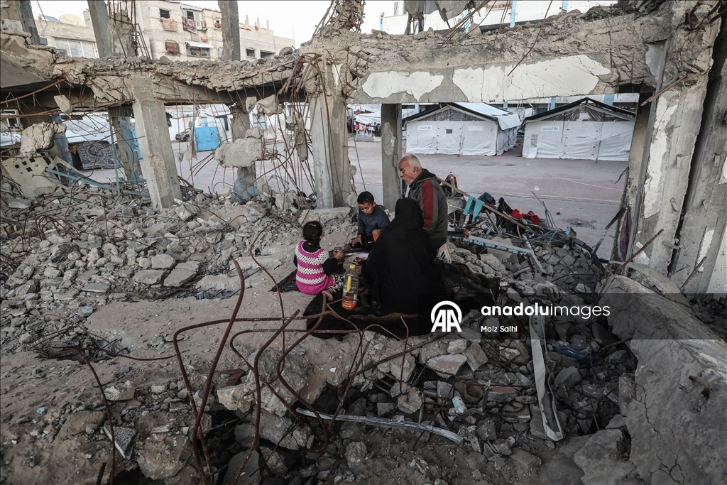 Abluka altındaki Gazze’de bir aile, okul enkazında iftar yaptı