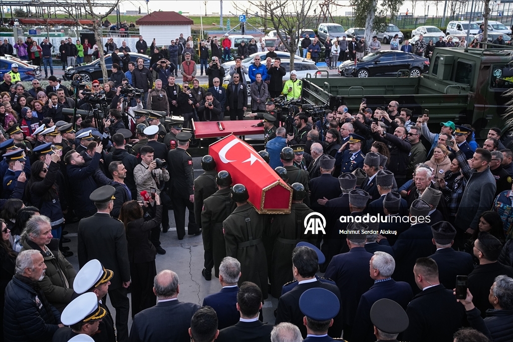 Balıkesir'de F-16 uçağının kaza kırıma uğraması sonucu şehit olan pilot İzmir'de defnedildi