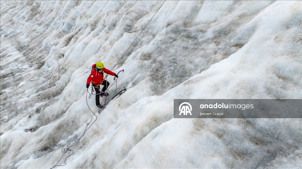 Турецкие ученые совершили восхождение на ледник Шусмит в Антарктиде